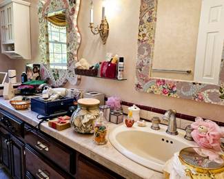 Various bath accesssories