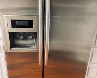 Kitchen Aid Side by Side Stainless Refrigerator/Freezer with Indoor Ice & Water.