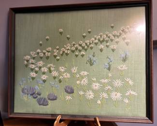unique emboridered wall art "Daisies" 