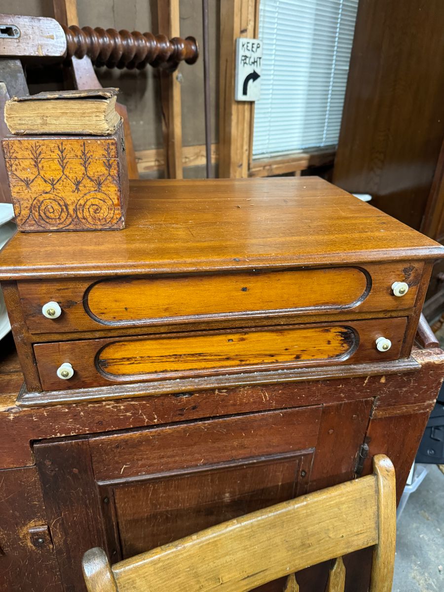 Primitive small cabinet