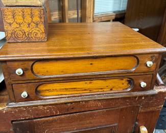 Primitive small cabinet