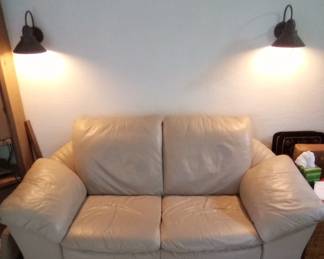 leather loveseat. In very good condition, cream color, measuring 72 in wide 37 in deep and 32 in high. First $75 takes it home. Call me at 386-405-1867.