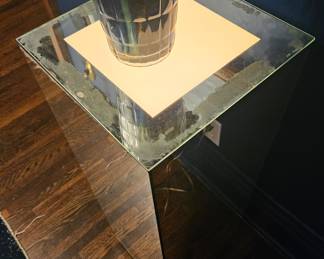 Mirrored column with centered lighting 