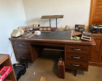 #21	high ball furniture desk with 6 drawers laminate top 60x30x29	 $65.00 
