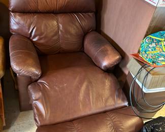 #72	brown leather recliner lazyboy 	 $125.00 
