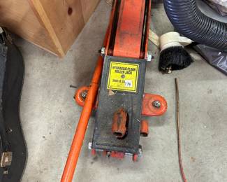 #179	Hollywood Accessories  Hydrolic Floor jack 3000LB	 $75.00 
