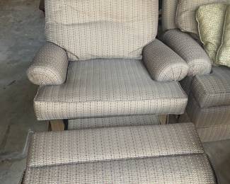 #253	Norwalk green swivel rocker recliner as is some cat scratch in the back	 $75.00 			
#254	Norwalk green swivel rocker recliner as is some cat scratch in the back	 $75.00 	