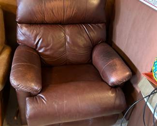 #72	brown leather recliner lazyboy 	 $125.00 
