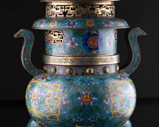 Qing Dynasty - Qianlong Period - Large cloisonne three footed censer with lid from cast bronze, with gilt accents, vibrane colors with lotus blooms amongst interlocking foliate strapwork and dragon motif on a turquoise  ground. Breaks down into three pieces. Very beautiful to behold.
H:52.5 ,W:34 ,D: 88.5 CM