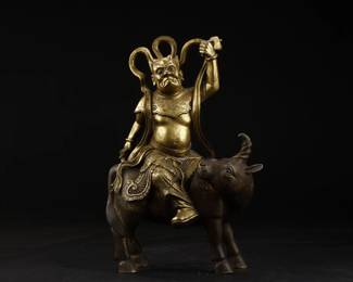 Qing Dynasty - Tibetan BUDDHA Gilt Bronze Statue (RARE) Horned and Fanged Buddha atop an ox, with fine detailed ceremonial collar and garmets, hammer or instrument in each hand, elongated earlobes, and buldging eyes. Matching Lot 86.
Provenance: ex-William L. Parker heirloom collection, Naples, Florida, USA - inheritance from 1800s.
Dimensions:Height:31cm Length:21cm 