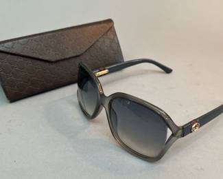 Gucci Oversize Web GG
Sunglasses, with Case