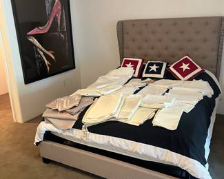 Queen bed & gorgeous linens