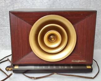 NG334 Vintage RCA Victor Radio