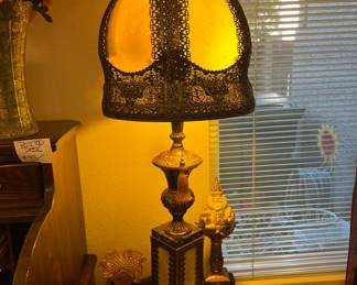 STUNNING PARLOR LAMP, COLLECTIBLES