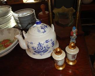 Vintage Blue Onion Teapot