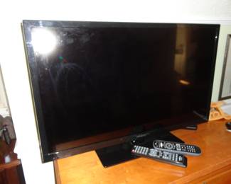 Insignia 32" LED TV and DVD Combo