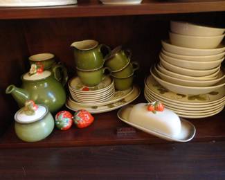 Metlox POPPY TRAIL Strawberry Dish Set