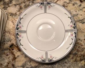 8 place setting by Mikasa    Y0307 English Estate China pattern 