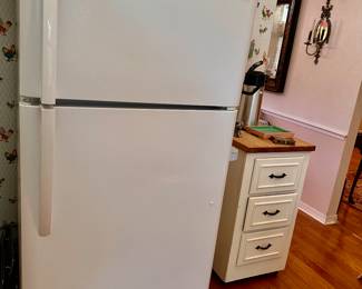 Frigidaire Refrigerator with Ice Maker
28.3 cuft