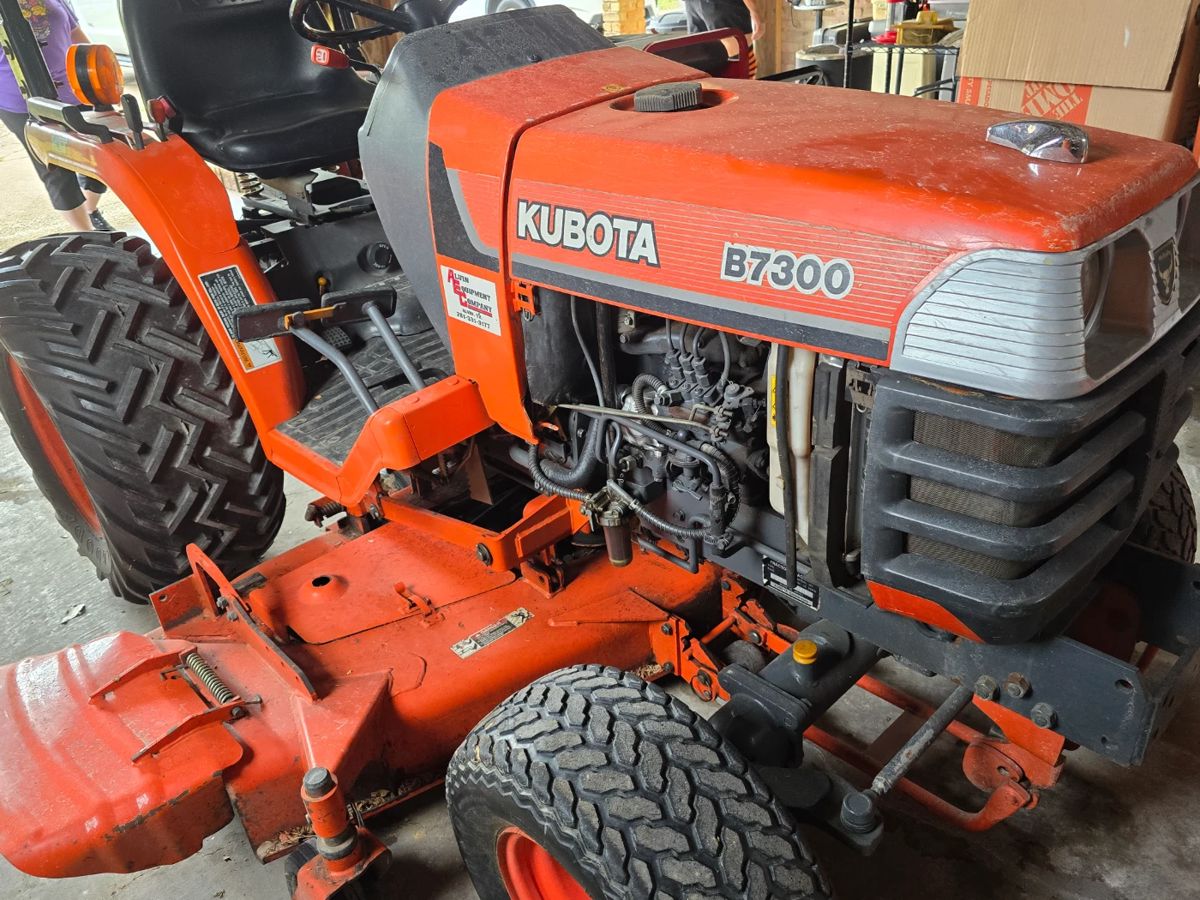 Kubota B7300 Tractor - Runs Good- Great Shape