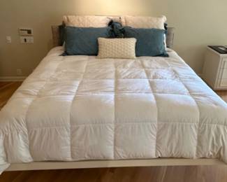 "Floating" platform bed