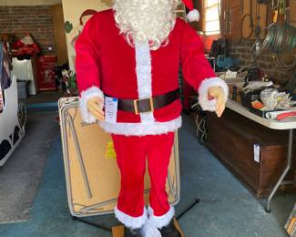 Life size Santa that speaks 2 language and dances 