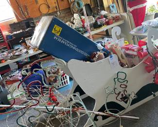 Tons of outdoor Christmas decor!! 