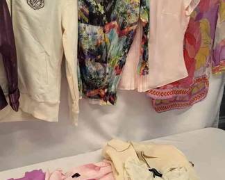 30 NAME BRAND WOMENS TOPS