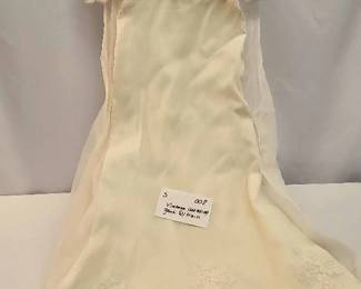  04 VINTAGE WEDDING GOWN WITH TRAIN