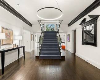 Real estate photo, only the mirror is for sale.