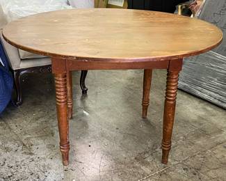 Connant Ball vintage Round table with 1 leaf