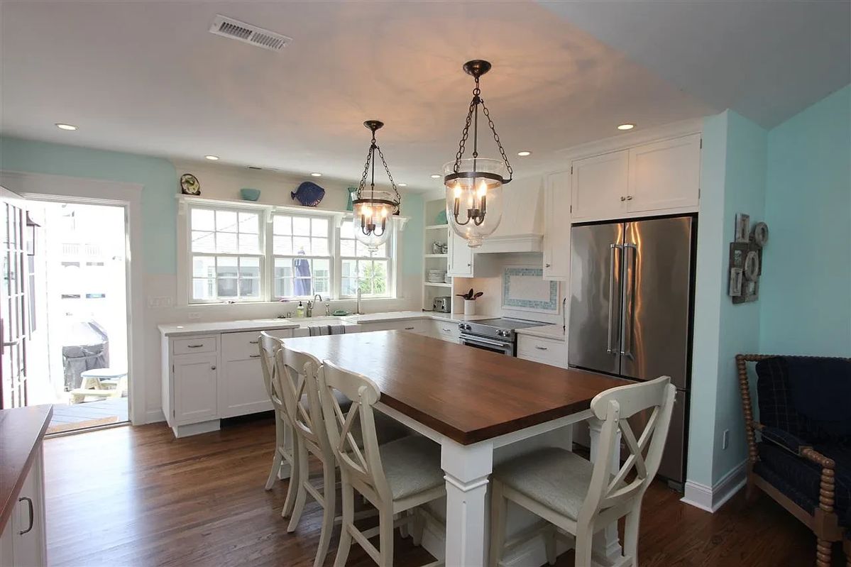 Kitchen cabinetry by QCCI Quality Custom Cabinetry Inc.