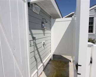 Outdoor shower hardware