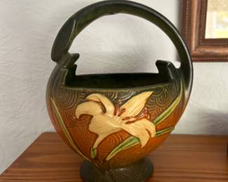 Great Roseville Zephyr Lily Basket