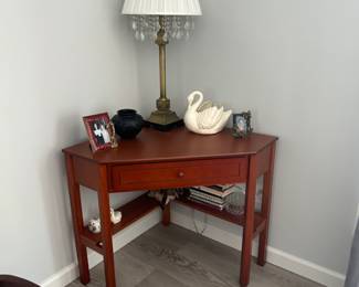 Great Corner Table/Desk 1 of 2 Table Lamps