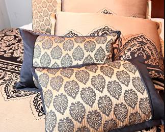 Bedding Set (Queen) with Shams and pillows