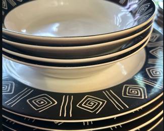 Furio- 4 plates and bowls 
