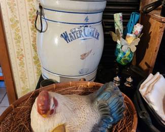 Hen n chik
Red wing pottery jug/lid has a small chip