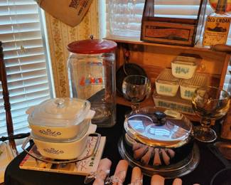 Lances Cracker Jar
Cake taker
Linens
Pyrex