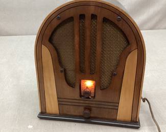 1930s Philco 84 Cathedral Style Radio