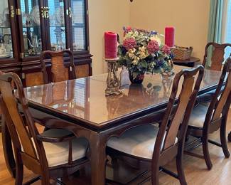 HOLLYWOOD REGENCY DINING TABLE / 6 SIDE CHAIRS AND 2ARM, 2 LEAVES AND A GLASS TOP