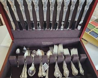 International Sterling back stamp, Joan of Ark pattern. This is the 6 piece place settling for 12. With box
Silver flatware. 
Not silver plated