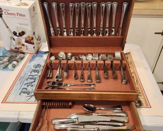 This is a set of stainless. Setting for 20+ with box. This is a really nice set.