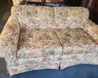 Nice little sofa. Cottagecore, grandmacore 
No pets, non smoking 