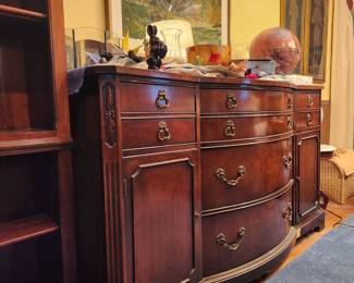 Buffet with some flaws in the veneer. Priced accordingly 