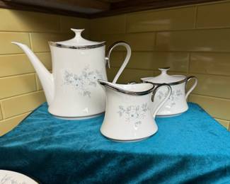 Lenox Windsong china coffee pot with creamer and sugar. RETIRED This Windsong pattern was manufactured for 28 years by the Lenox China Company, based in the USA . The warm, translucent ivory background and the soft, light blue and white floral arrangement are typical Lenox floral genius. Finished with a heavy platinum trim to provide strength on the outside. 