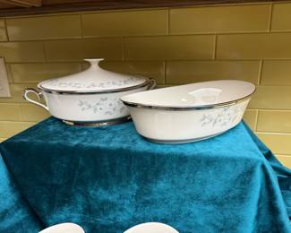 Lenox Windsong china covered and open serving dishes. RETIRED This Windsong pattern was manufactured for 28 years by the Lenox China Company, based in the USA . The warm, translucent ivory background and the soft, light blue and white floral arrangement are typical Lenox floral genius. Finished with a heavy platinum trim to provide strength on the outside. 