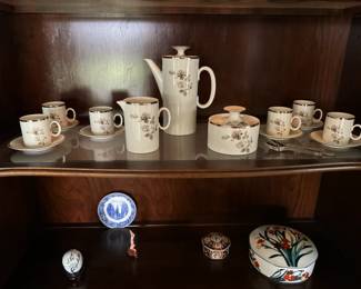 Medaillon Porcelana Renner Porto Alegre coffee/ tea set with six cups/ saucers, coffee/ tea pot, creamer & sugar.