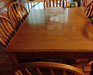 KITCHEN TABLE WITH 6 CHAIRS AND 2 LEAVES