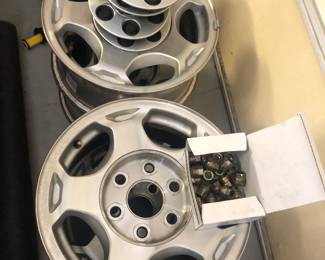 Chevrolet Silverado 1500 (circa 2004) rims and lug nuts